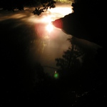 Svetlo v oparu nad hladinou